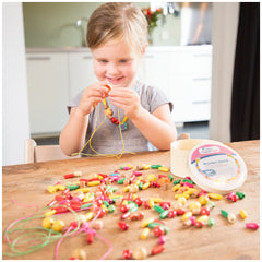 New Classic Toys - Perlas de Enhebrar - 230 Piezas y 4 Cuerdas - Artes y Manualidades