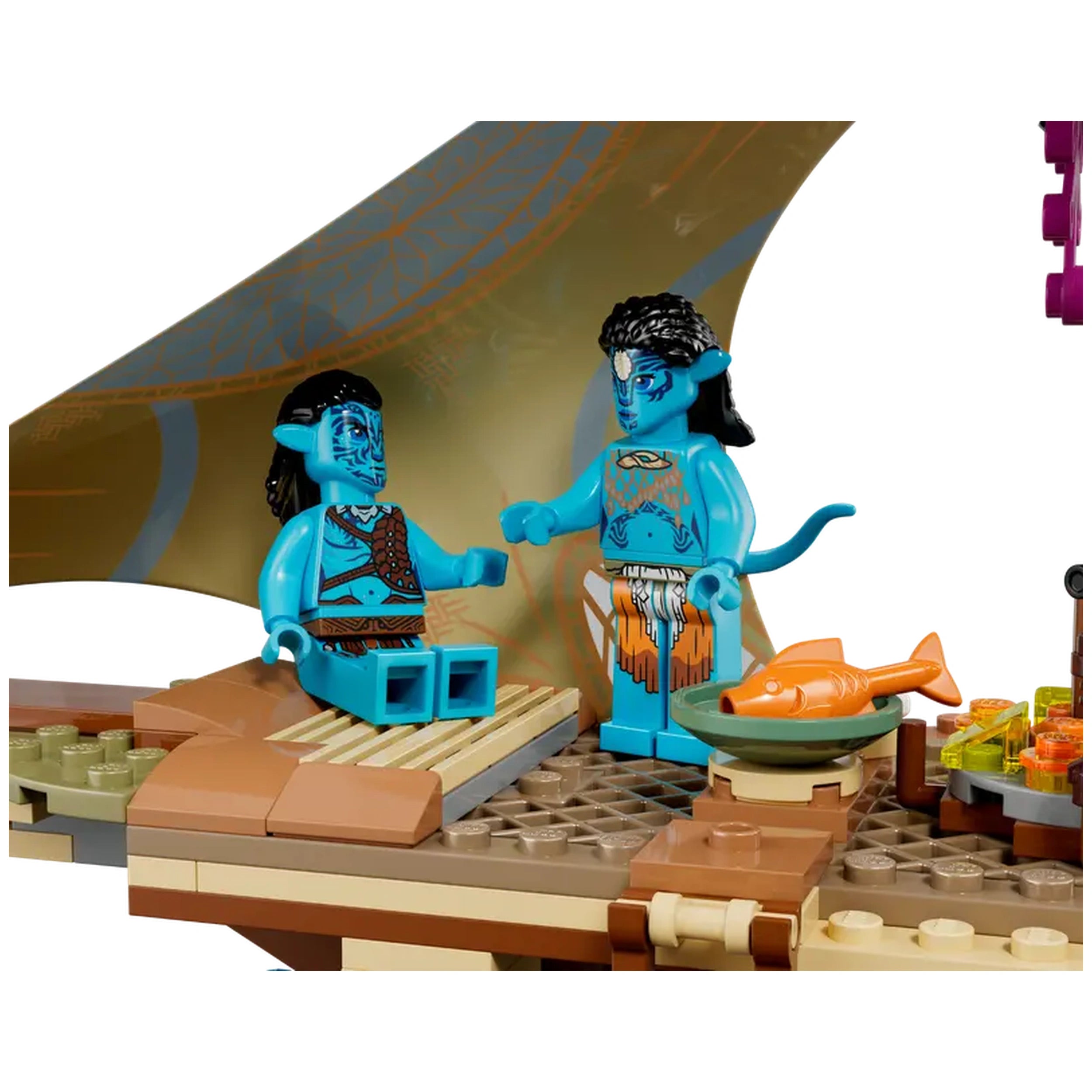 Two LEGO® Avatar figures in vibrant blue tones interact at the Metkayina Reef Home, featuring a detailed dwelling and a fish-shaped plate.