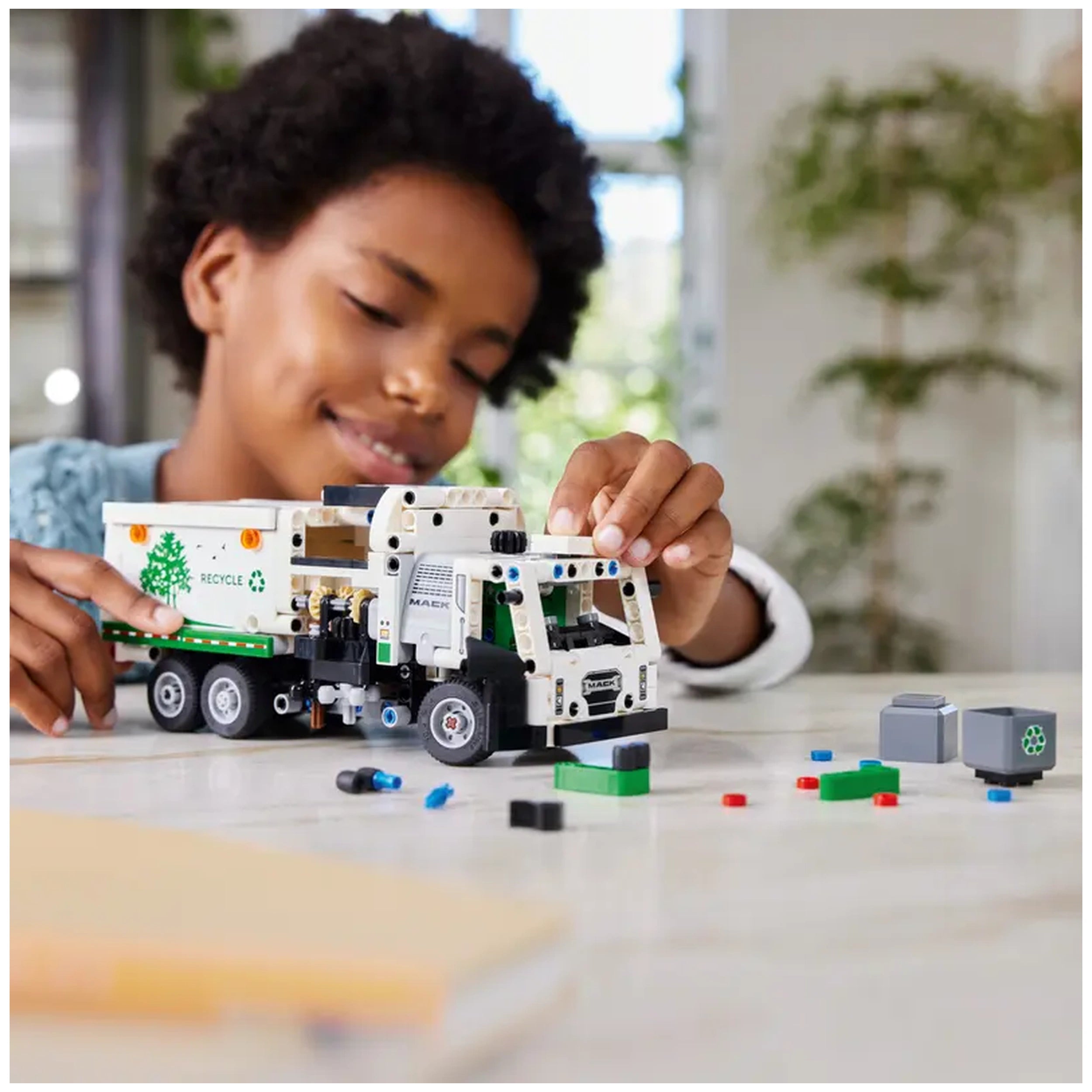 Lego - Technic - Mack LR Electric Garbage Truck - Construction Set Toys