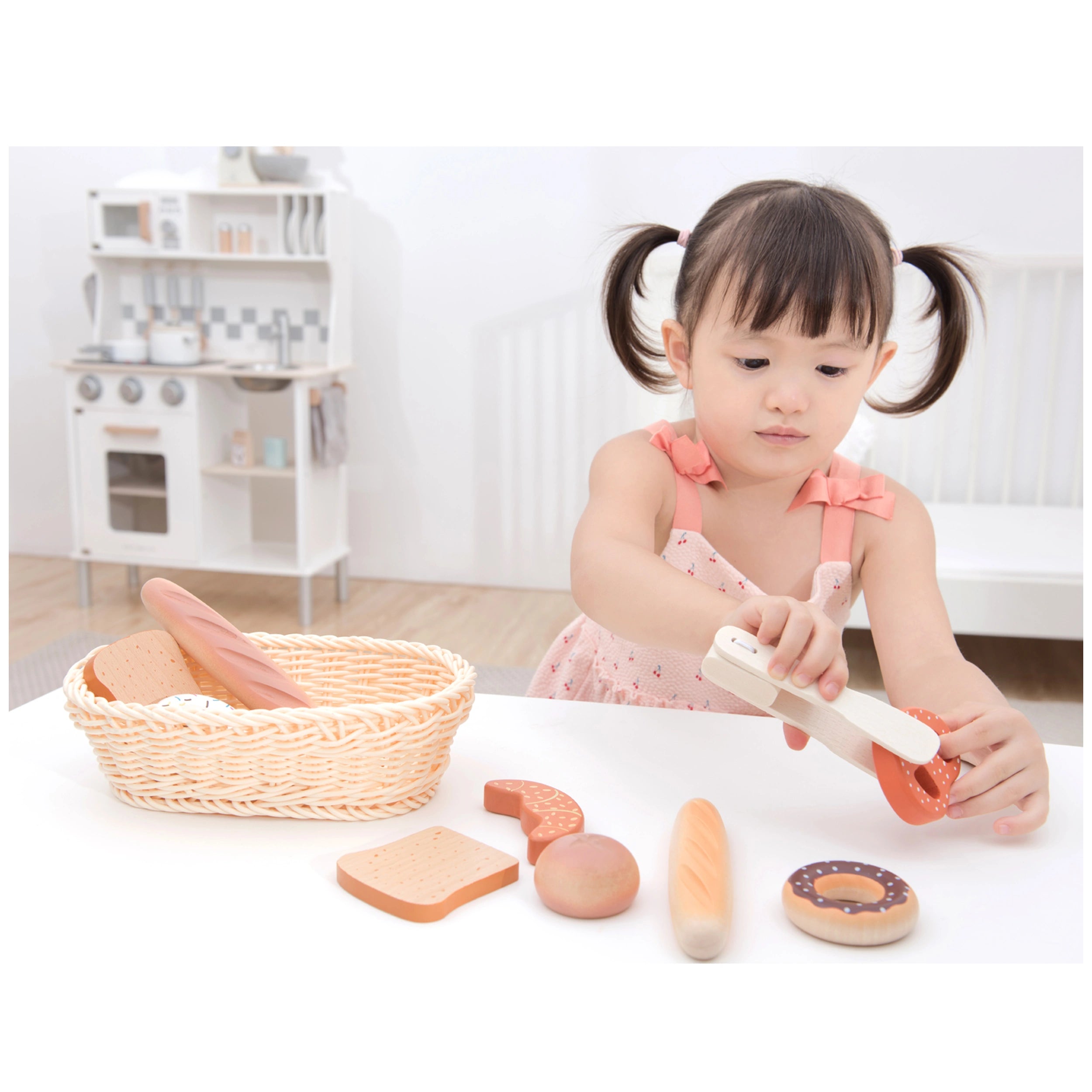 New Classic Toys - Bread Basket - Pretend Professions & Role Playing