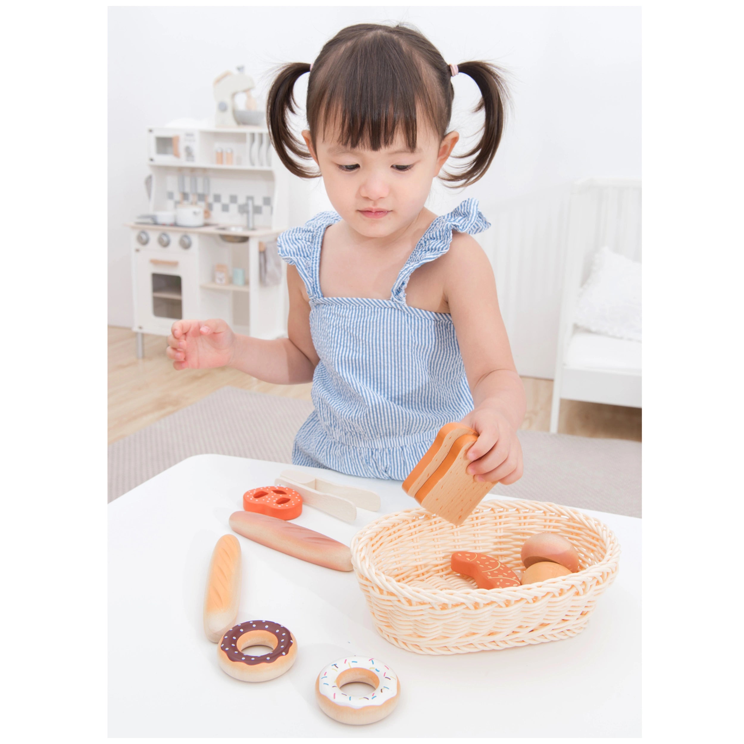 New Classic Toys - Bread Basket - Pretend Professions & Role Playing