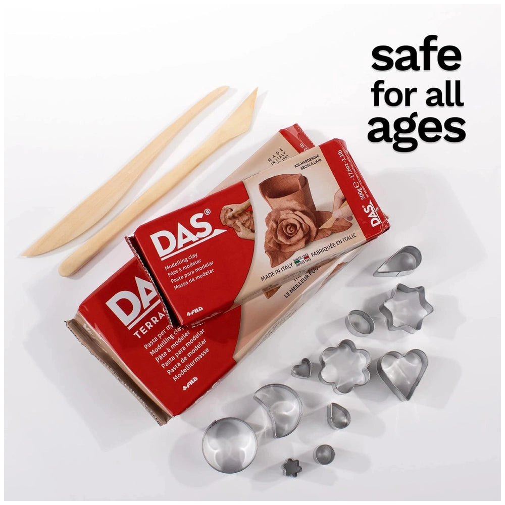 DAS Modeling Clay in red packaging with silver metal components and brown wooden utensils, made in Italy, for ages 3+.
